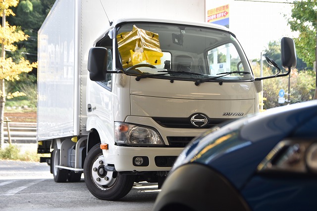 働く車ですから・・・ガラスリペア！