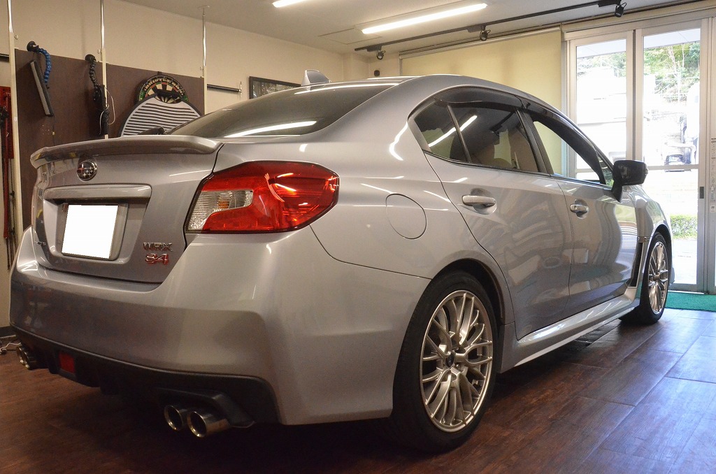 典型的なドアパンチ・・デントリペアしかありません(・へ・)！