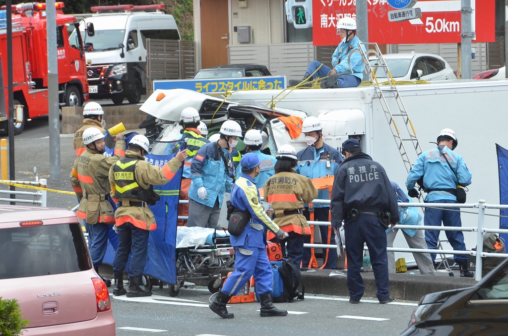 作業性の悪い場所に厳しいへこみです(>_<)