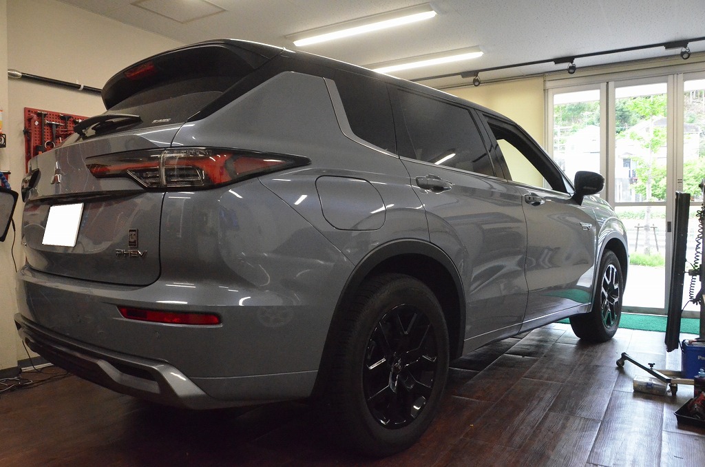 補強の穴や隙間から・・・